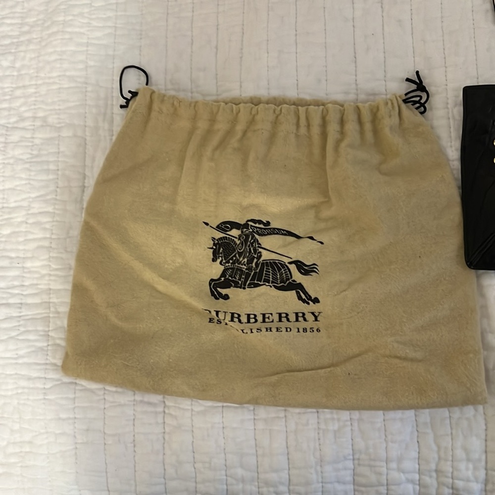 Burberry wristlet black with gold detail - Picture 3 of 3
